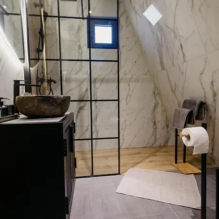 Azalea 木屋 *